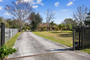 TRANQUILITY! PRIVATE Gated Estate! Boats, RVs OK! Has Separate Apt, Fishing, Hiking, LOW Rates!